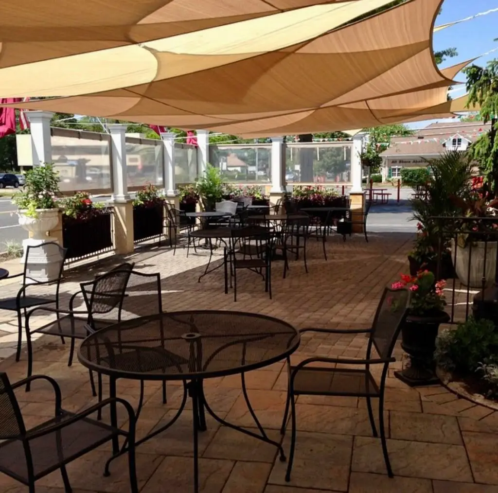 Outdoor Dining in Islip